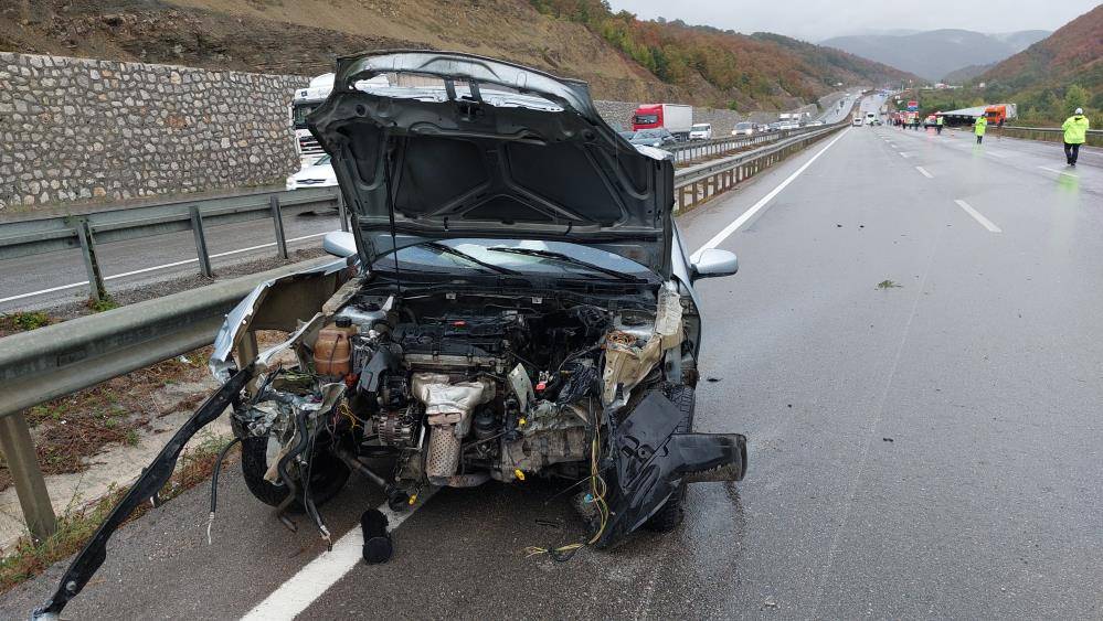 TIR, yolcu otobüsü, polis aracı ve otomobiller çarpıştı: 3 ölü, 10 yaralı 12